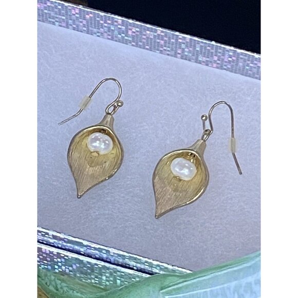 VINTAGE CALLA LILLY NECKLACE AND MATCHING EARRINGS FAUX PEARL BEAUTIFUL - Picture 3 of 7